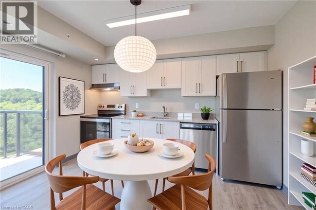 595 Strasburg Rd in Kitchener, ON - Building Photo - Building Photo