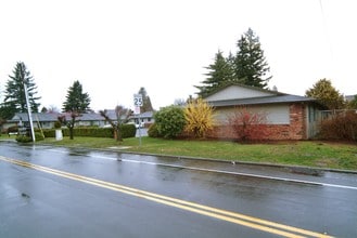 Fredericksburg Apartments in Portland, OR - Building Photo - Building Photo