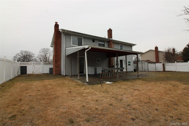 26 Circle Dr in Bay Shore, NY - Building Photo - Building Photo