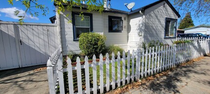 4938 Clinton Ave in Richmond, CA - Foto de edificio - Building Photo