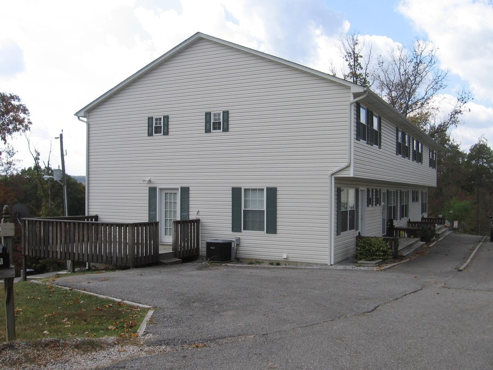 1 Frankie Ln in Elkview, WV - Foto de edificio