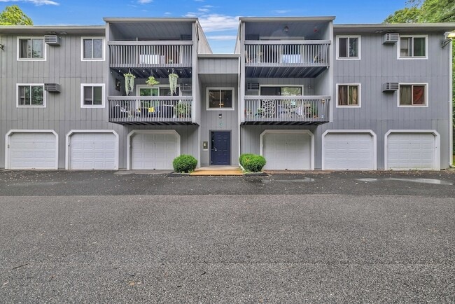 72 Buddington Rd in Groton, CT - Foto de edificio - Building Photo