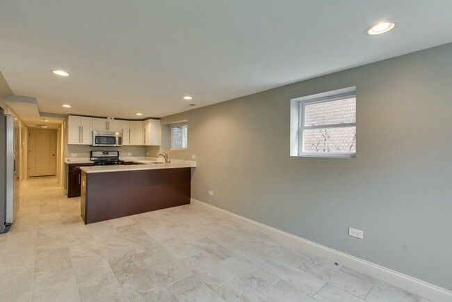 3506 W Diversey Ave, Unit G in Chicago, IL - Building Photo - Building Photo