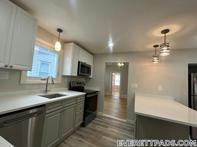 13 Gladstone St in Everett, MA - Building Photo - Building Photo