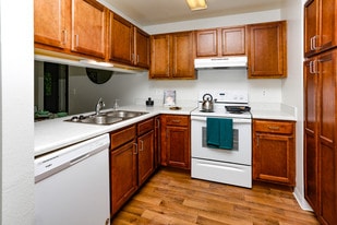 Oakwood Place in Midland, MI - Building Photo