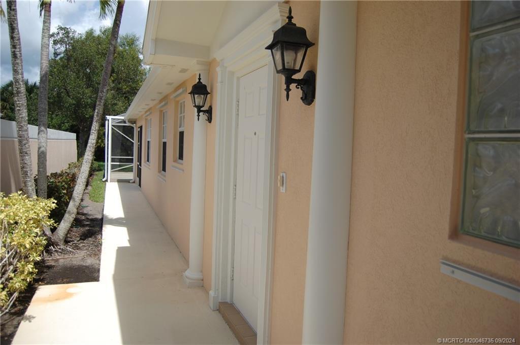 8504 SE Retreat Dr in Hobe Sound, FL - Foto de edificio