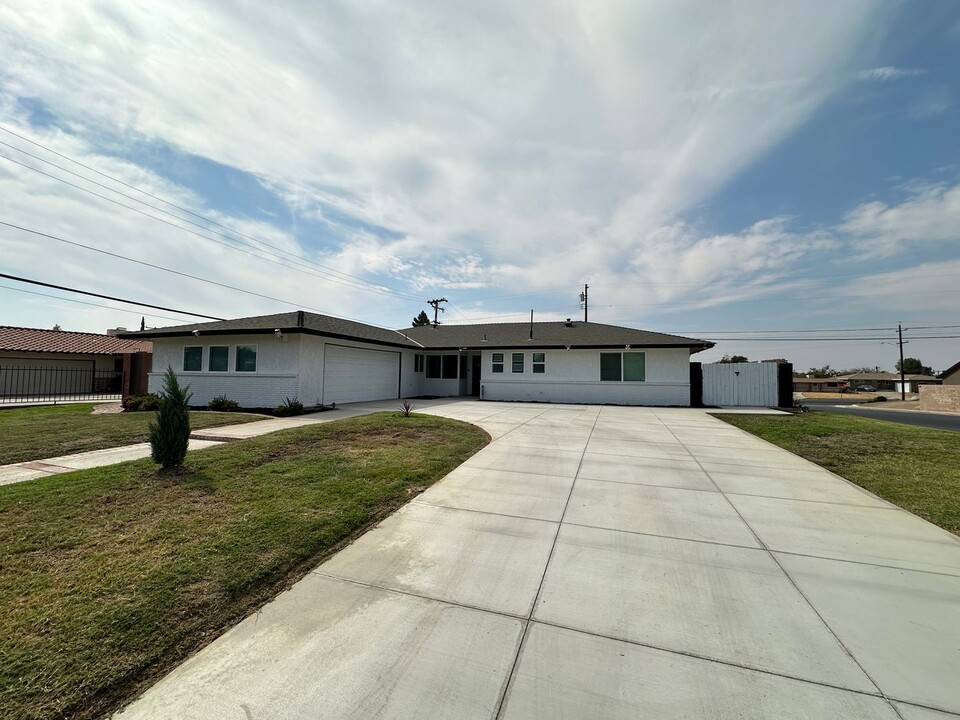 3208 Vassar St in Bakersfield, CA - Foto de edificio