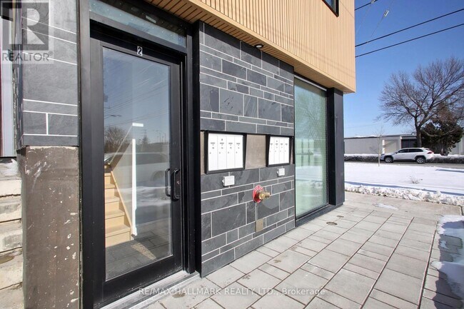 2 Owen Dr in Toronto, ON - Building Photo - Building Photo