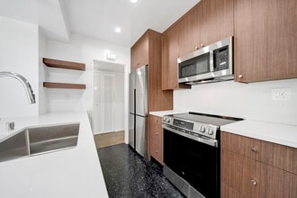 7767 Hollywood Blvd, Unit 105 in Los Angeles, CA - Foto de edificio - Building Photo