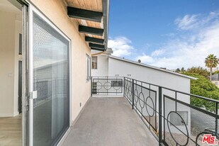 2637 S Centinela Ave in Santa Monica, CA - Building Photo