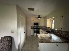 718 Westbury St in West Orange, TX - Building Photo