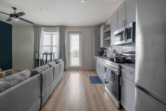 2232 Empire Central Dr in Dallas, TX - Building Photo - Building Photo