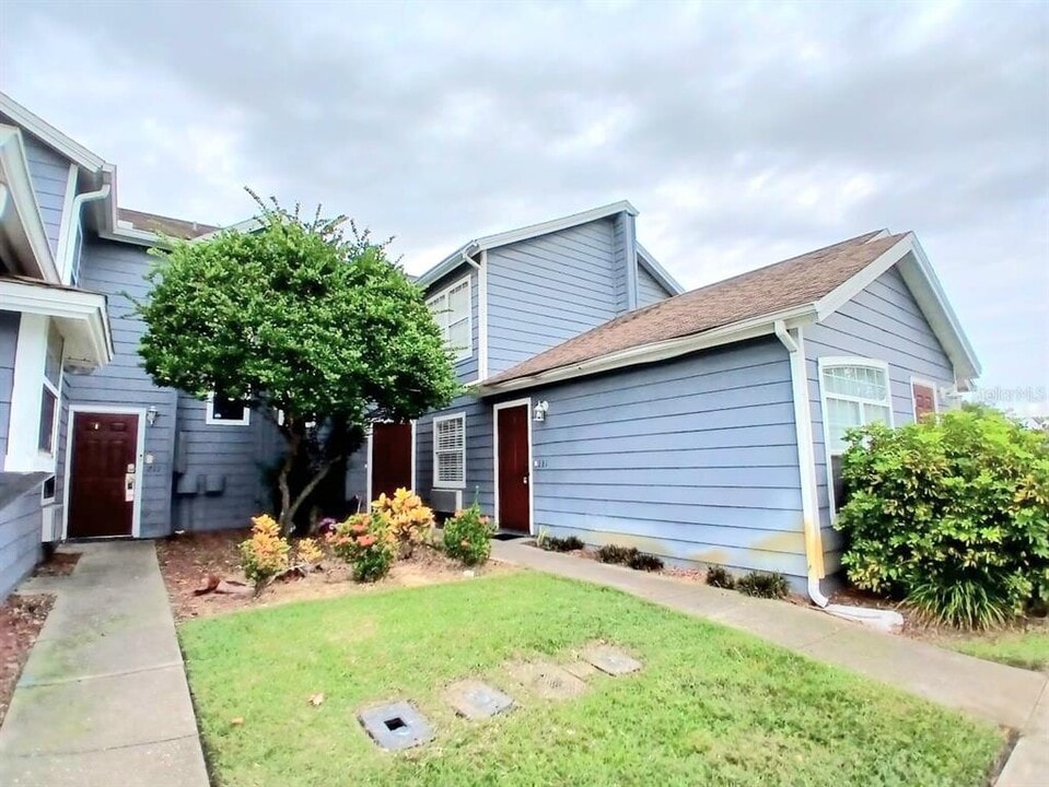 221 Caribbean Dr in Davenport, FL - Building Photo