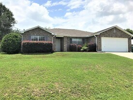 335 Egan Dr in Crestview, FL - Building Photo