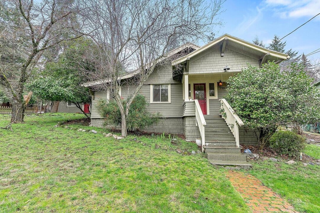 735 Roca St in Ashland, OR - Building Photo