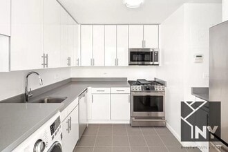 250 S End Ave in New York, NY - Building Photo - Building Photo