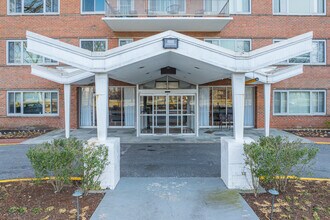Eleven Slade Apartments in Pikesville, MD - Building Photo - Building Photo