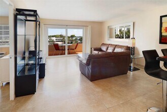 220 Kings Point Dr in Sunny Isles Beach, FL - Building Photo - Building Photo