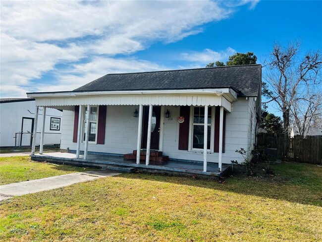 214 Evans St in Angleton, TX - Building Photo - Building Photo