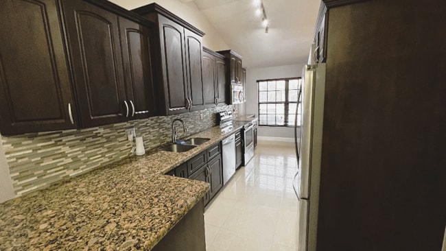 2310 Elm Ct in Pembroke Pines, FL - Building Photo - Building Photo