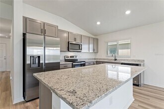 305 Summer Grv Wy in Haines City, FL - Foto de edificio - Building Photo