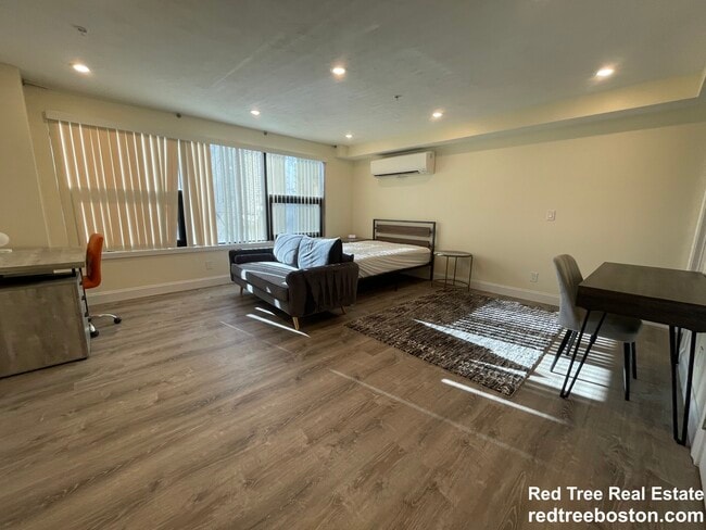 1028a Commonwealth Ave, Unit 202 in Boston, MA - Foto de edificio - Building Photo