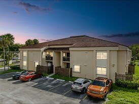 660 W Park Dr in Miami, FL - Building Photo