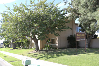 Woodcrest Apartments in Oxnard, CA - Building Photo - Building Photo