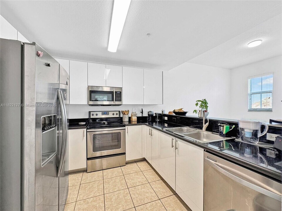 11101 NW 83rd St in Doral, FL - Building Photo