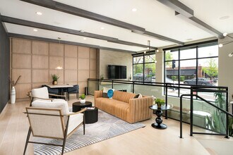 Glenwood Station in Glen Ellyn, IL - Foto de edificio - Lobby