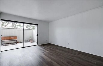 215 Wichita Ave in Huntington Beach, CA - Building Photo - Building Photo