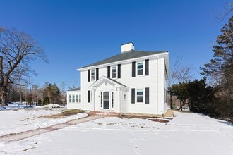 235 Goddard Ave, Unit 1 in Brookline, MA - Foto de edificio - Building Photo