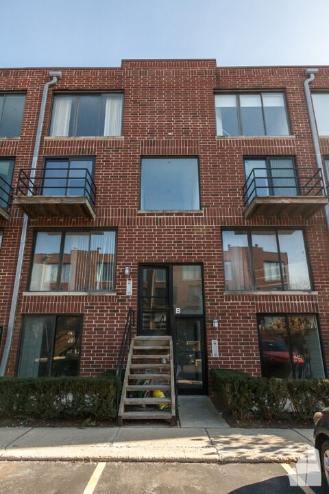 936 W Grace St, Unit #I102 in Chicago, IL - Foto de edificio