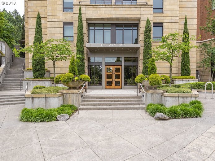 2351 NW Westover Rd in Portland, OR - Building Photo