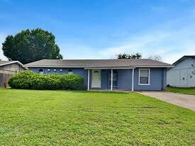 122 Cooper St in Cedar Hill, TX - Building Photo
