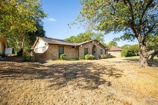 626 Little Creek Dr in Duncanville, TX - Building Photo