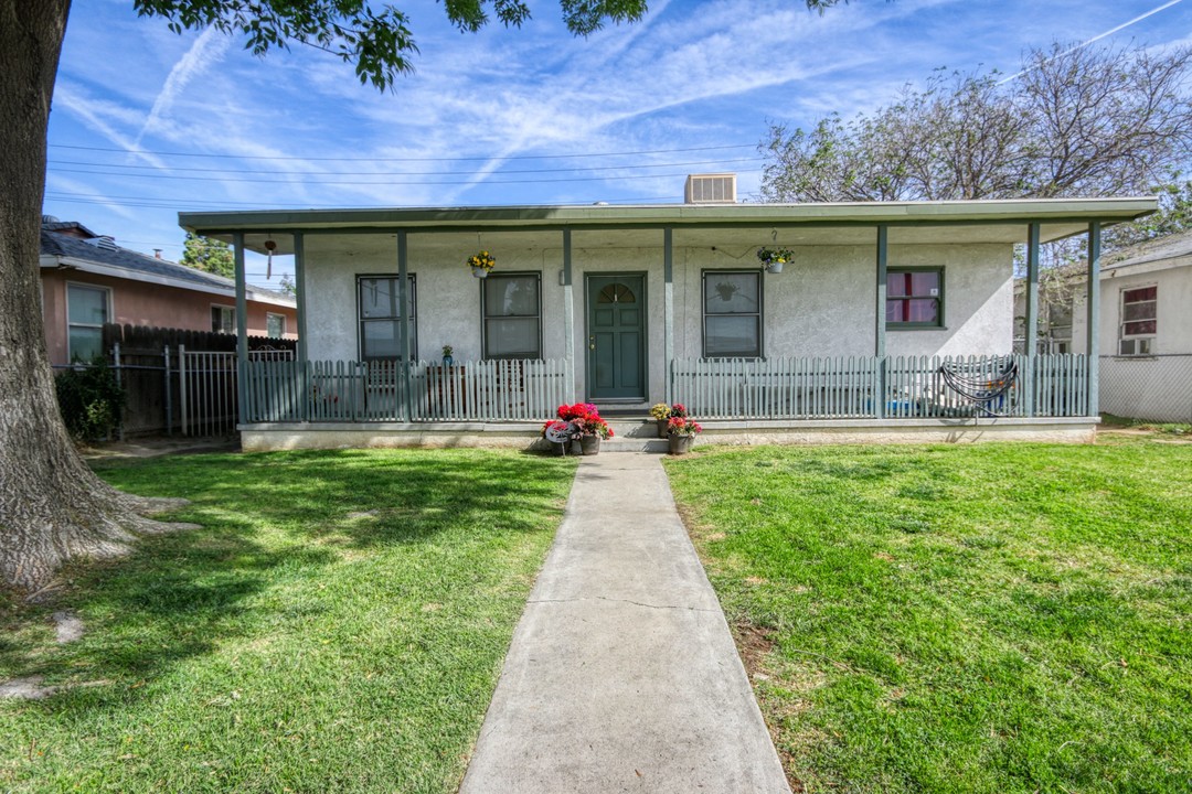 2824 16th St in Bakersfield, CA - Building Photo