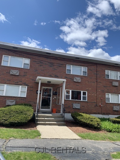 1105 Lexington St in Waltham, MA - Building Photo