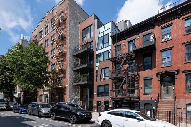 251 S 3rd St in Brooklyn, NY - Foto de edificio - Building Photo