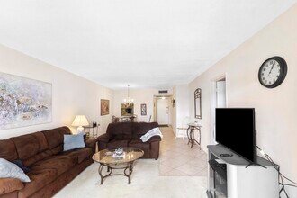 4500 N Federal Hwy in Lighthouse Point, FL - Foto de edificio - Building Photo