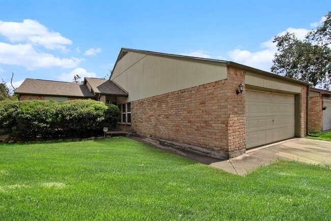 5026 Spring Forest Dr in Houston, TX - Building Photo - Building Photo