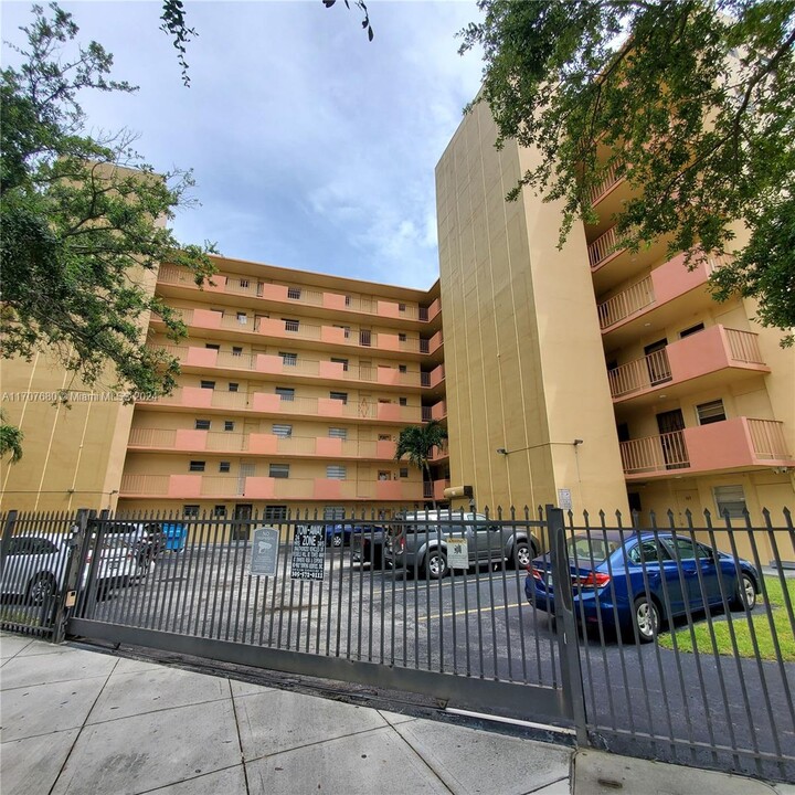 16400 NE 17th Ave in North Miami Beach, FL - Building Photo