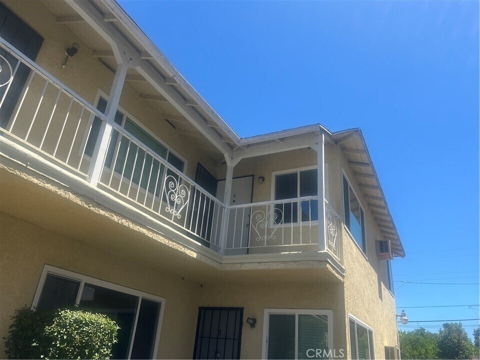 14222 Sylvan St in Los Angeles, CA - Building Photo
