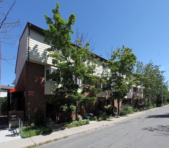 72-84 Lambertlodge Ave in Toronto, ON - Building Photo - Primary Photo