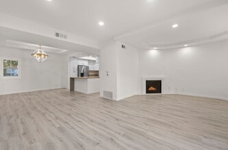 Carlyle Condominiums in Sherman Oaks, CA - Building Photo - Building Photo