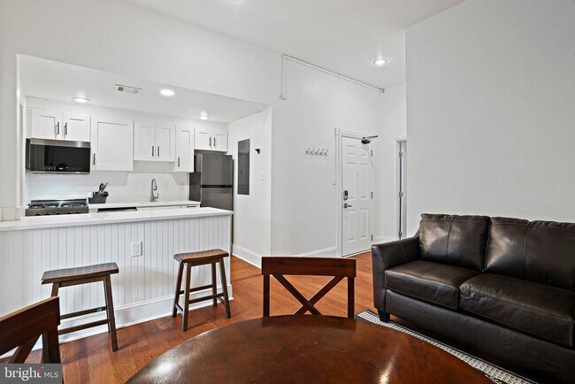 409 Constitution Ave NE