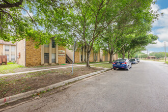 700 N Medina St in Lockhart, TX - Building Photo - Building Photo