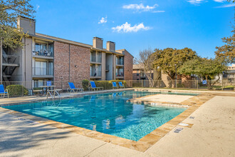 Montfort Crossing in Dallas, TX - Building Photo - Building Photo