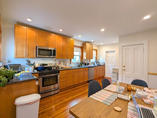 36 Orchard St in Medford, MA - Foto de edificio - Building Photo
