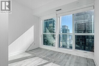 327 King St W in Toronto, ON - Building Photo - Building Photo